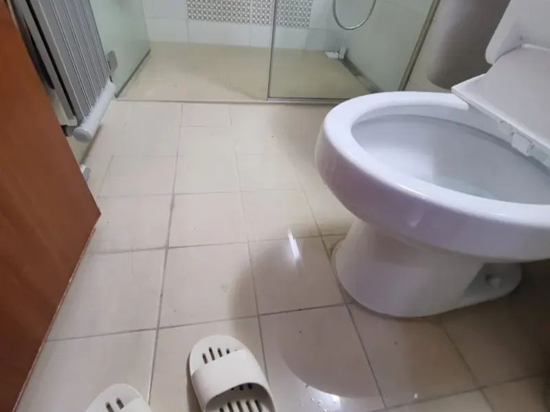 부산 북구 물이 넘쳐 젖은 화장실 바닥